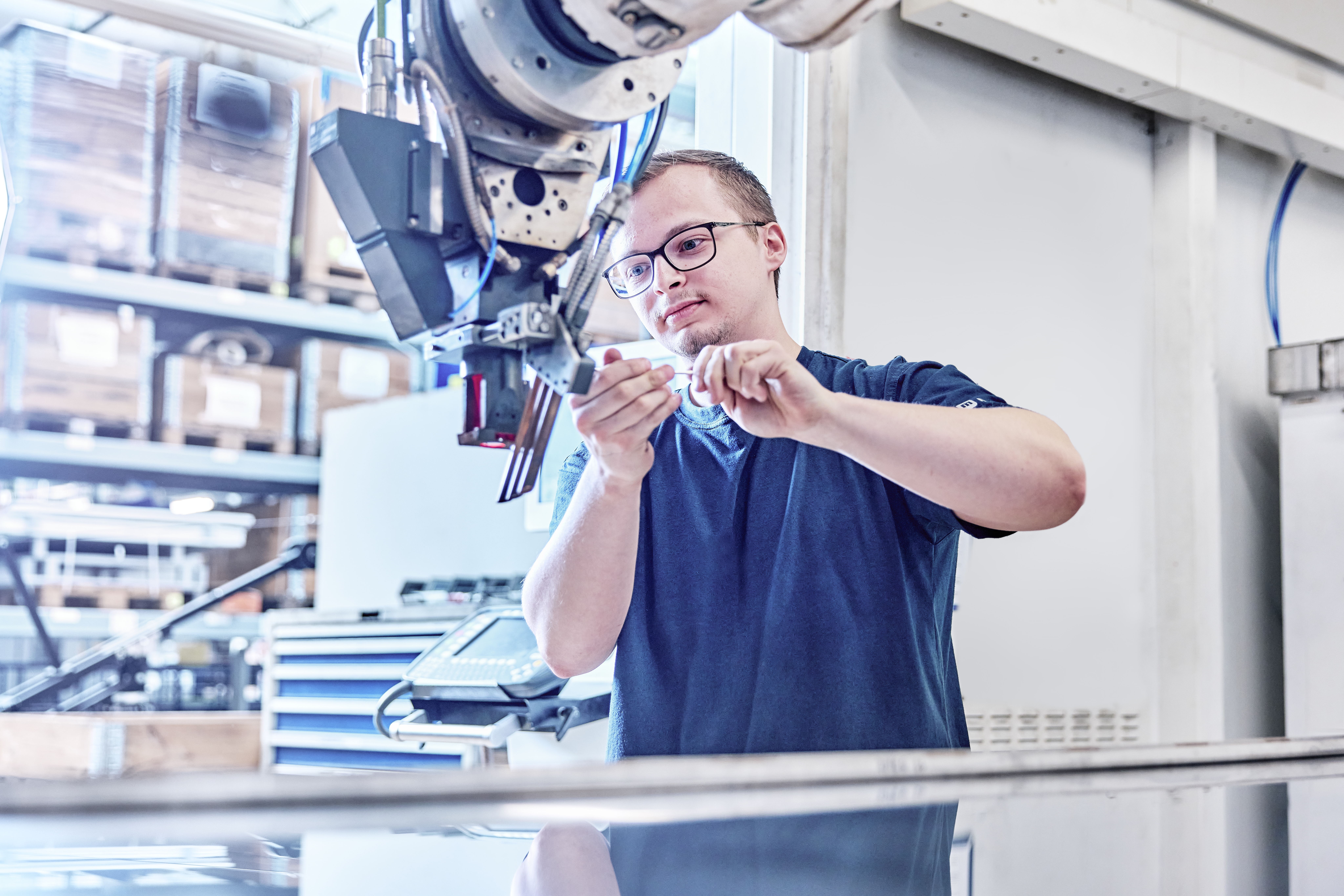 Ein Mann arbeitet an einer modernen Maschine