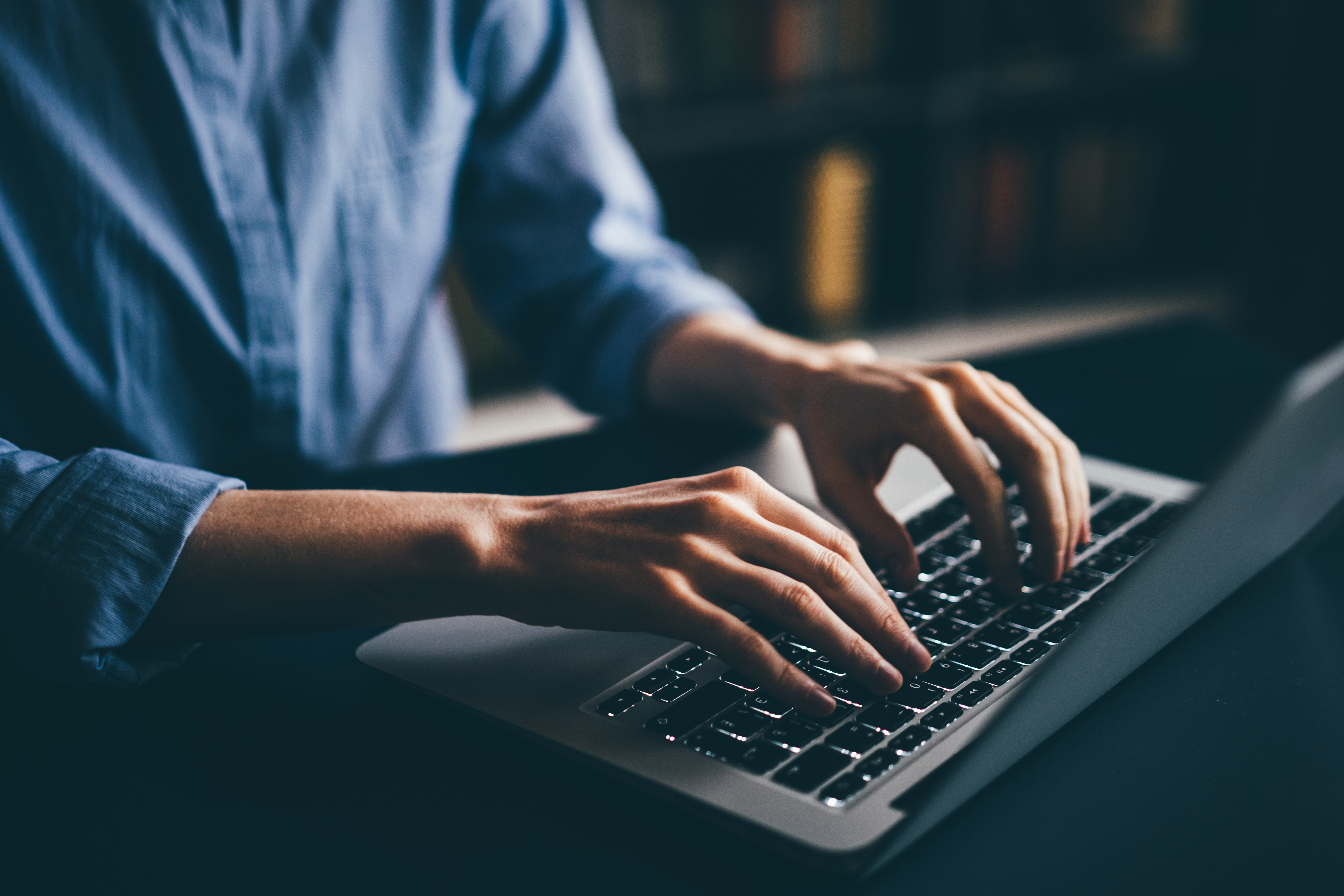 Symbolbild: Mensch tippt auf Laptop-Tastatur