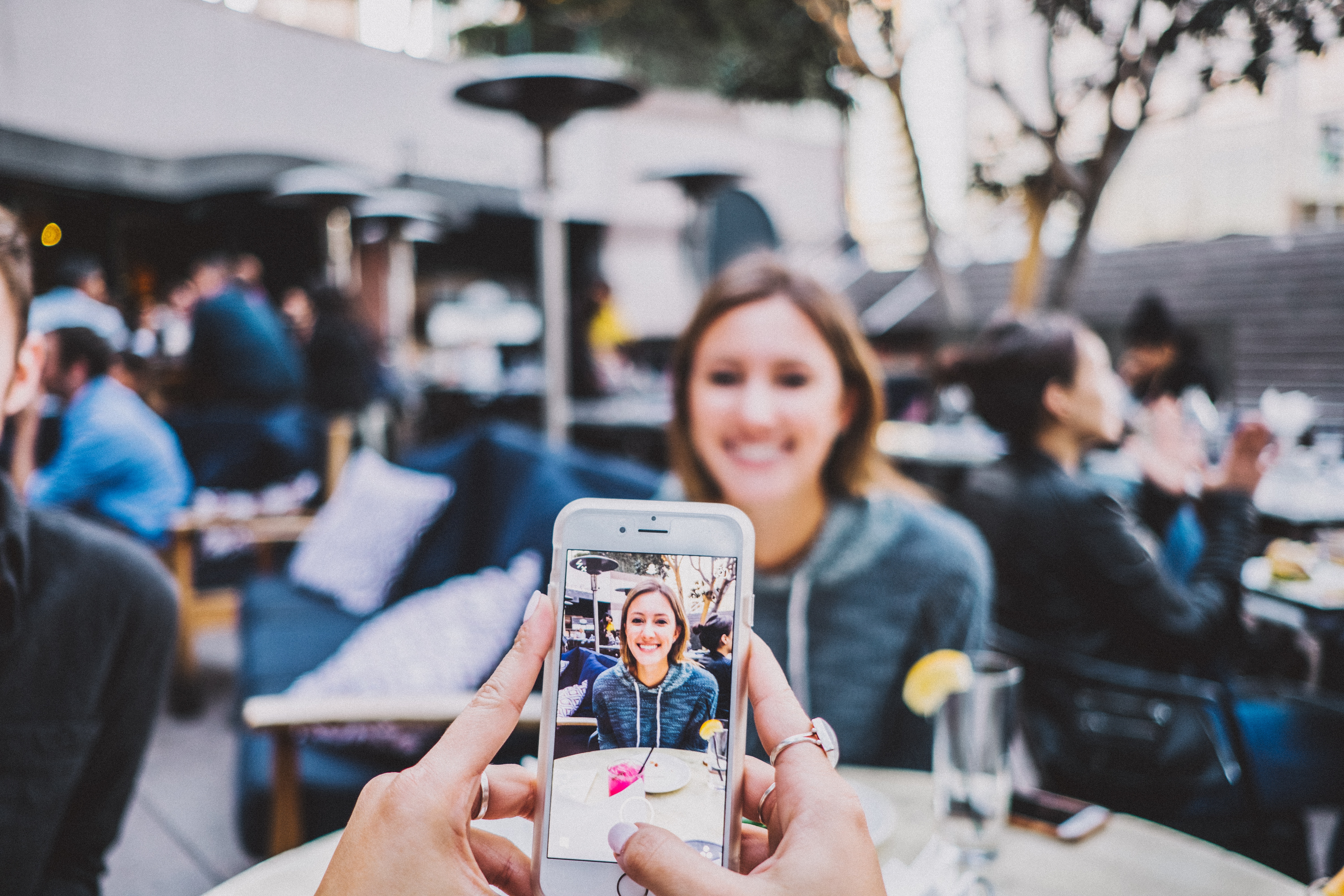 foto-portraet-cafe-bewerbung-xing-linkedin-158801-unsplash-josh-rose
