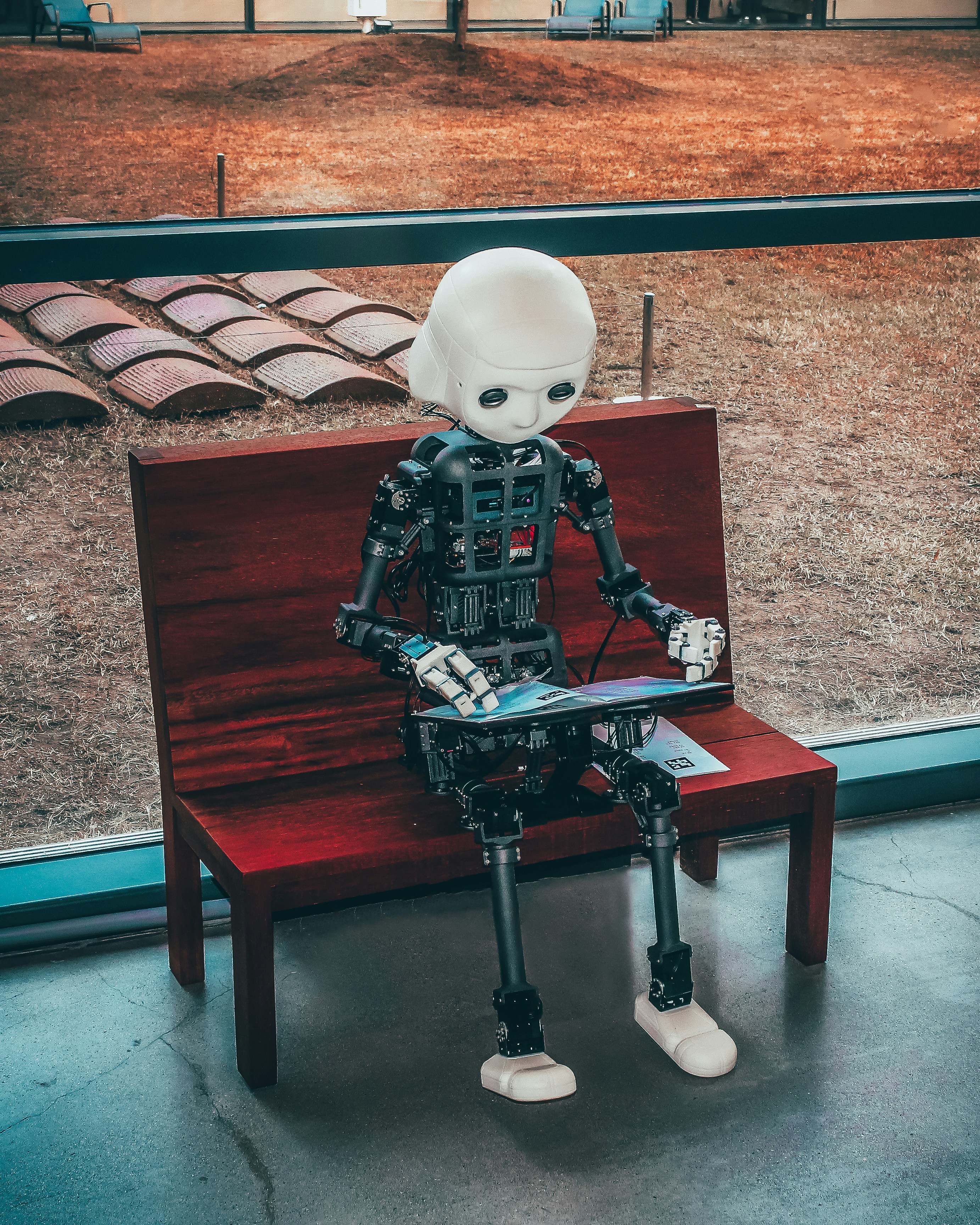 Roboter mit Laptop